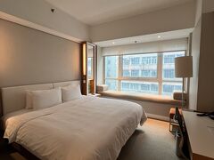 まずはホテルでチェックイン
過去2回は九龍側だったので、今回は香港島側です。

部屋はそこそこ広くて綺麗でした。
窓からは香港らしい雑居ビルが見えます。