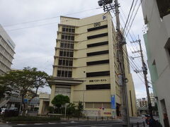 で、ホテルから徒歩10分ほどで沖縄本島の路線バスの最大拠点、那覇バスターミナルにやって参りました。