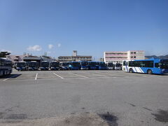 名護バスターミナルは名護市の路線バスの拠点。

広々な構内にバスがたくさん駐車中。