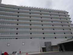 目の前には巨大なリゾートホテルが。

今夜はここでヒャハーなリゾートナイトをオリオンビール呑みまくりで過ごすぜ！


と、いう訳ではなく、ここでバスの乗り換え。
トボトボとホテル敷地を出る。