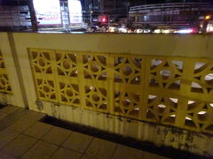 室内の洗濯機に洗濯物突っ込んだらお外へ。
夕食を求めて彷徨い歩く。

名護市街の中心地、名護十字路にある「名護市営市場」へ。
市場1階の野菜、鮮魚、精肉などのお店はもう閉店してる時間だけど2階にいくつか飲食店があります。