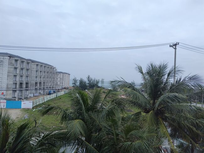 快晴ではない、空の色、まあ、暑くなくて、良いかもしれない。海が見えています。海沿いには６階建てくらいのホテルが建築中、これからホイアンはもっと観光客が増えそう
