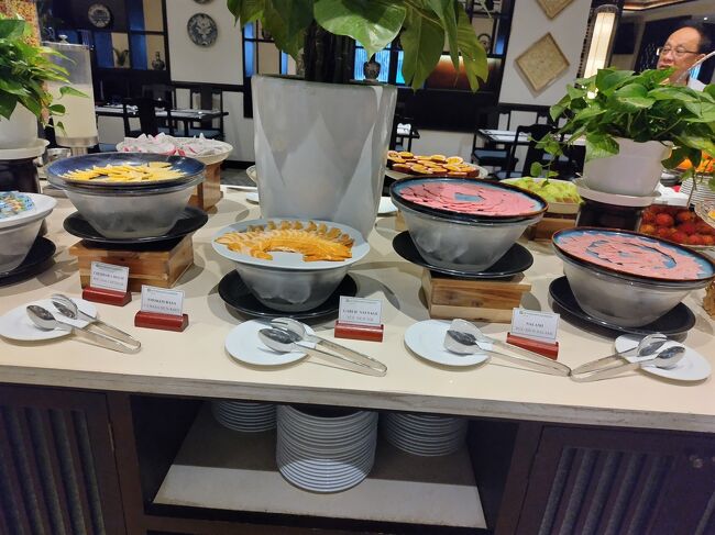 朝食は１階のレストランで６時半から。ここはハムなどのコーナー