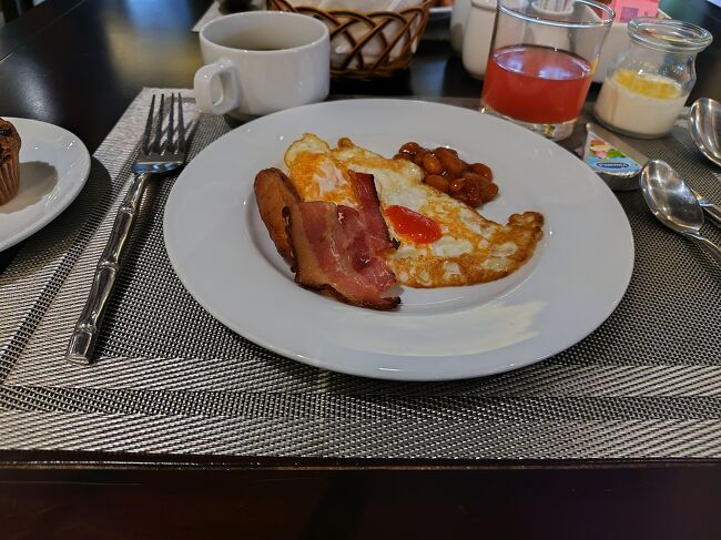 カリカリベーコン、ソーセージ、目玉焼き。時々スパイスのきついソーセージもありますが、ここのは癖がなく、食べやすかったです。