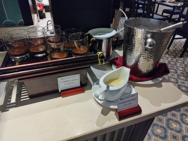 グラスの少なめコーヒーに練乳を足して、ベトナムコーヒーを作るコーナー