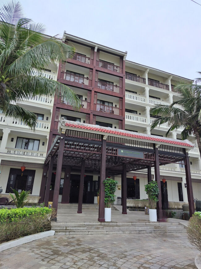 ホテル外観、入り口の左手にレンタルの自転車がありました。このホテルは旧市街地から離れているので、自転車で行くと便利なのでしょう。でも、盗まれずにどこに止めて良いのか、心配なので、時間があっても、きっと借りなかったでしょう