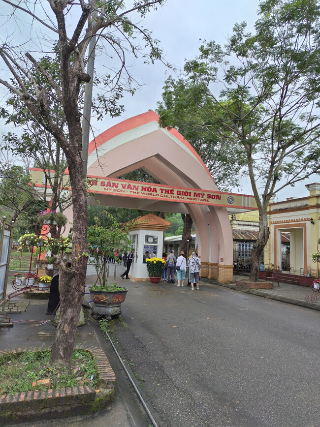 約１時間２０分ほどかけて、ミーソン聖域にやってきました。一つ目の世界遺産です