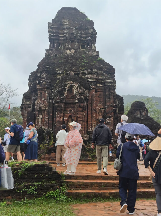 レンガを柔らかい内に積み重ね、さらにそれを囲って、焼くという製造方には驚きました。