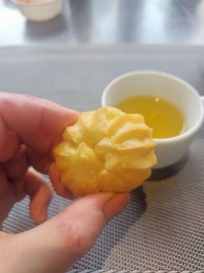 デザートはクッキーの見た目のシュークリーム。軽い甘さで美味しいです