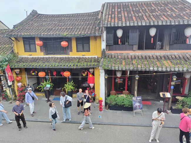 フンフーンの家の２階からの風景。この地域の屋根瓦が独特です。