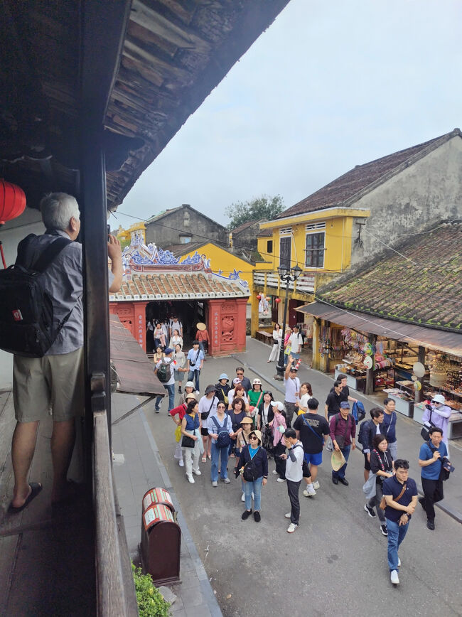 日本橋が見えます。乗り出すと危ないバルコニーでした