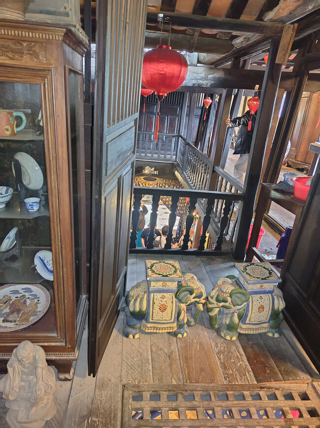 様々な骨董品が展示されています