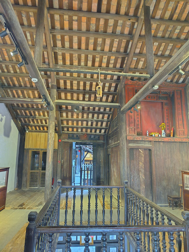 海のシルクロード博物館。このあたりの建物は台風の時に１階だと浸水するので、滑車で荷物を上に上げられるようになっています