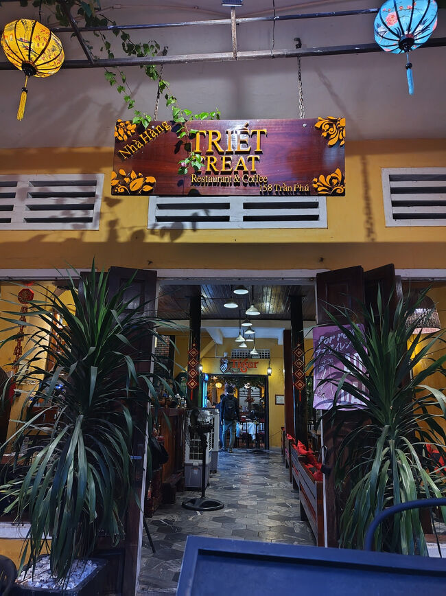 本日の夕食会場、外にメニューが置いてあるので、入りやすいです