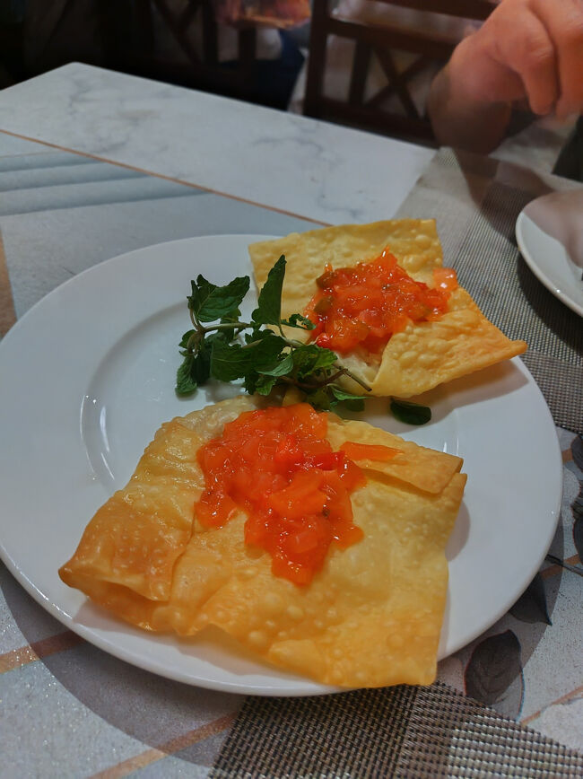 揚げワンタン、大きいので、割りながら食べます