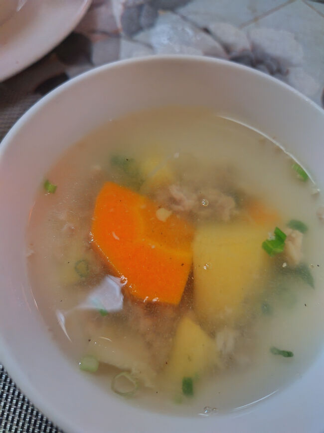 スープ、人参、芋、挽肉入り。パクチーが入っていても、気にならない程度の量です