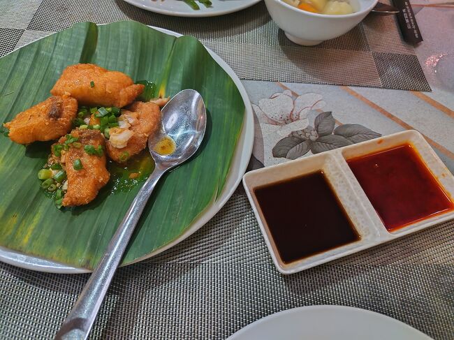 鶏肉の揚げ物、辛いソースか、ベトナムの醤油を付けていただきます