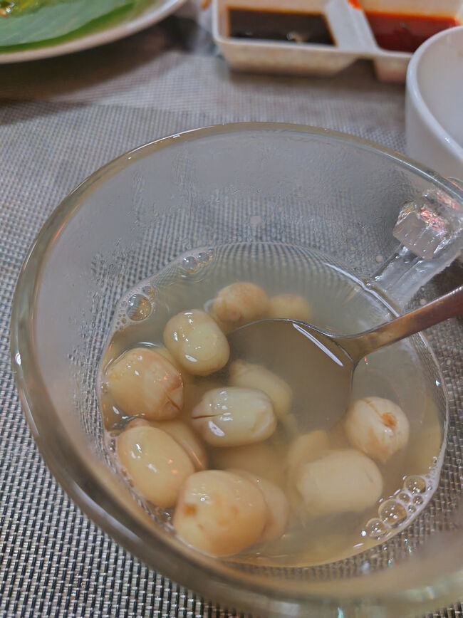 デザートは温かい蓮の実のスープ