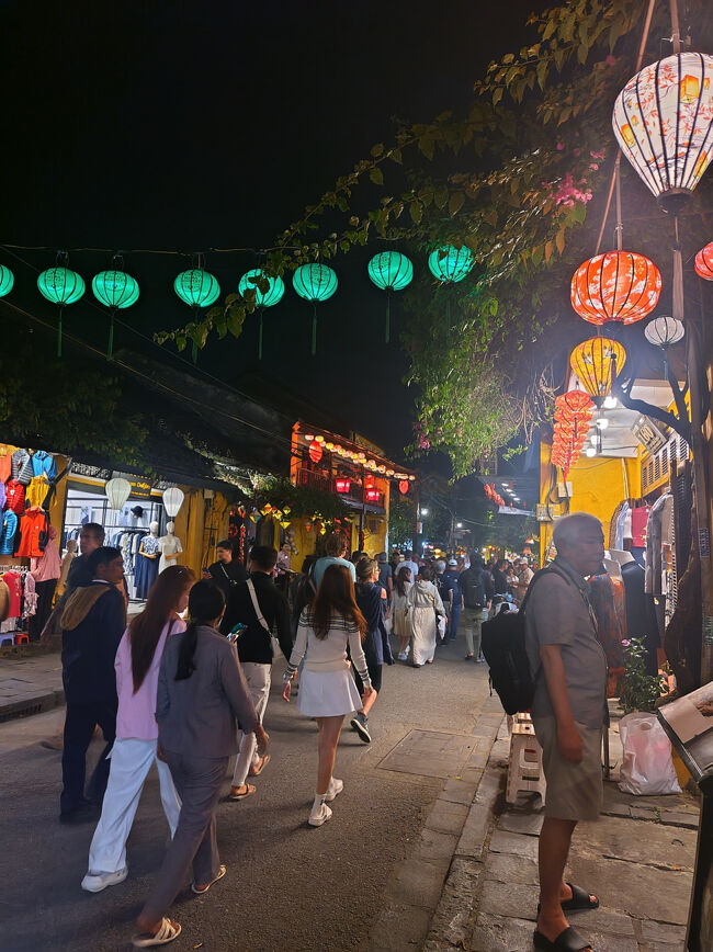 食事の後は旧市街を歩きます