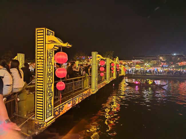 川に沿って、きらびやかに飾られています