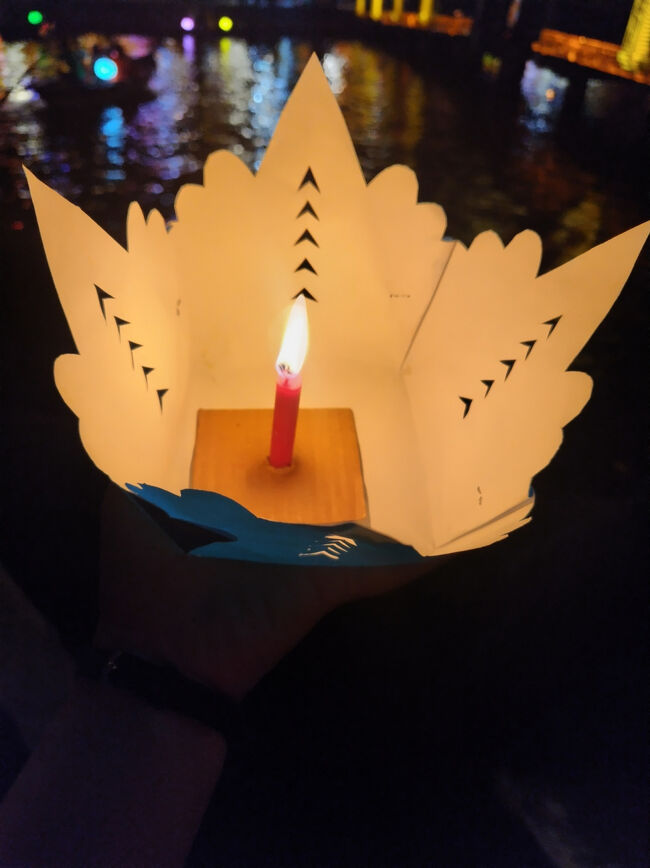 ひとり１つずつ、ランタンに火をつけて、川に流します。川に入れるときは特別な器具を使います。