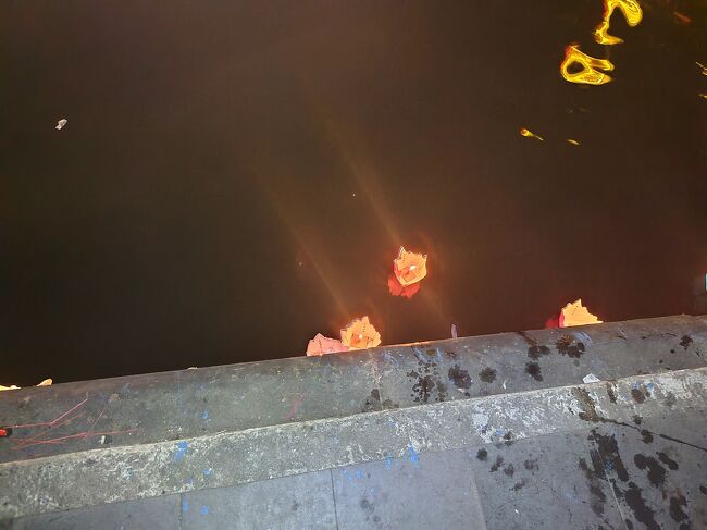 徐々に岸から離れていきます