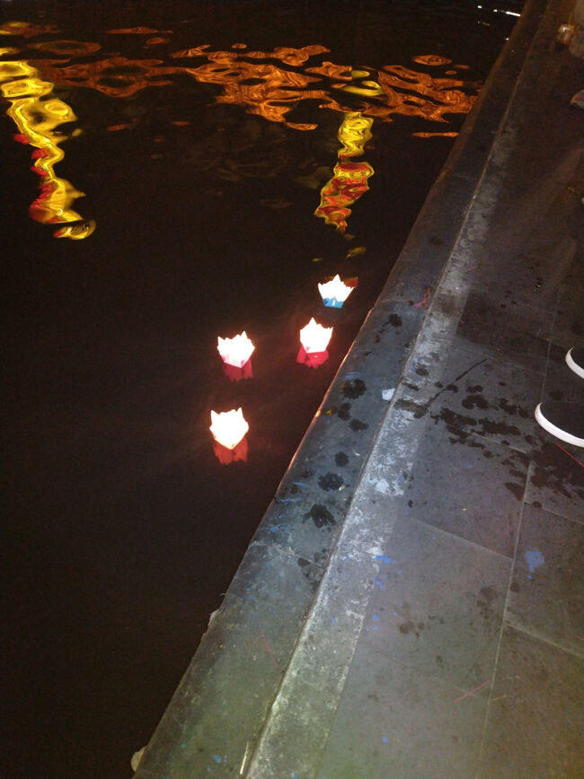 ツアーのみんなのランタンがうまく流れていきました