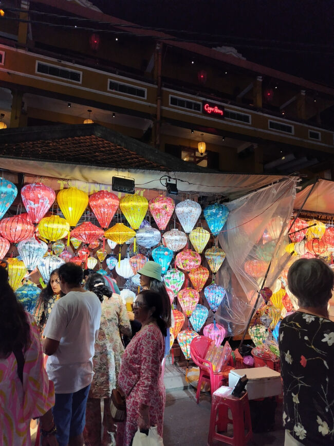 ここは新市街の市場です。怪しい品物もいっぱい売っていました