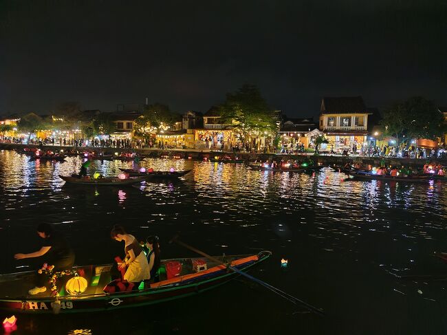 新市街側で船に乗ってランタンを流したい人は列を作っていました