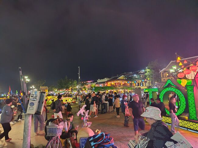 新市街もすごい人。これでも少ない方だそうです