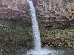 バイク屋さんから2時間弱走って萬城の滝へ。