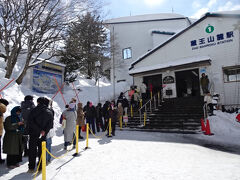 1日目は宮城蔵王で雪上車で樹氷を見た
2日目は山形蔵王まで移動しての樹氷鑑賞
蔵王エコーラインが開通していれば同じ山なので隣りだが、冬期は閉鎖しているので、蔵王の南側を一般道でぐるっと回らなければならない
ツアーバスはこの山麓駅のほぼ前まで連れてきてくれた

樹氷原へは、ロープウェイとゴンドラ２つを乗り継いでいく
１時ごろロープウェイ山麓駅には長蛇の列
ツアーだと優先搭乗予約済みなので、列の右隣りの優先レーンで一気に列の先頭まで行け、待ち時間なしで乗れた。まるでディズニーやUSJの優先パスのような感覚

今回ツアーに入ったメリットがここにあったと後から気づいた
宮城蔵王の雪上車や、山形ロープウェイの優先乗車、ツアー会社が確実に予約確保してくれる、個人でも予約は可能なので申し込みをお勧めする（優先は山麓線上りのみ、7日前から受付け）

最近、樹氷はインバウンドにも知られてきて、春節の旅行先で山形県は人気急上昇しているという、樹氷と銀山温泉の組み合わせは魅力的だよね
ただでさえ樹氷時期には混むのに、インバウンド急増でピーク時は2～3時間待ちもめづらしくないという、寒い中これはツライ
春節の時期ではなかったが、それでも観光客の半分ぐらいはチャイナ系だったと思う

銀山温泉も内外に大人気の場所
