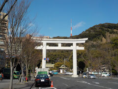 城山展望所の駐車場から照国神社に向かって急な階段があります。下りていくと照国神社の横に達します。名君島津斉彬公をご祭神としています。