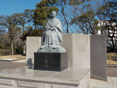 鶴丸城址に入ってみるとすぐの篤姫像が見えてきます。13代将軍徳川家定の御台所となりました。NHK大河ドラマのヒロインにもなりました。家定が急死し天璋院となります。