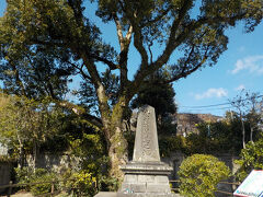 鶴丸城址から徒歩で10分もかからないところ（日豊本線北側を歩くとあります）に西郷隆盛終焉の地があります。西南戦争はこの地で西郷隆盛が自害し終わることになります。訪れる人は少ないのですが一度は訪れておくのがよいと思います。、