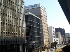 おっ、見つけた東横イン鹿児島中央駅東口。駅から連絡橋を渡って手荷物を預けに行きます。身軽になって天文館や城山の観光に向かいます。