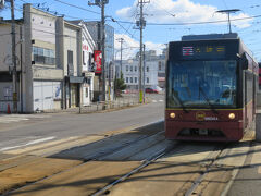 函館市電で雪河亭に向かいます　電車は満員　激しく揺れました