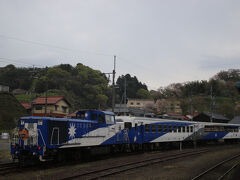 到着すると入れ替えでトロッコ列車が入線