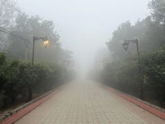 外に出ると濃霧で･･･気が滅入りそうですが、なんとか観光します(^_^;)