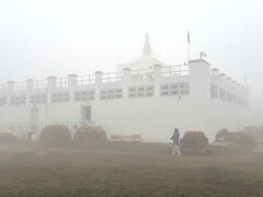 ガスってて良く見えませんが、見学していきましょう。
まずはマーヤー聖堂。遺跡保存館として2003年に建てられたそうです。