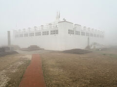 内部は撮影禁止ですが、シッダールタ王子誕生を描いた石像が安置されています。