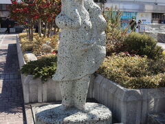 餃子といえば宇都宮でしょ！

というノリと勢いで宇都宮に行きました

こちらは宇都宮駅前にある餃子像です

餃子の皮に包まれたビーナスがモチーフだそう