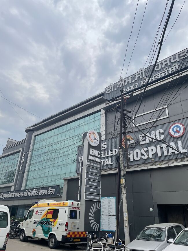 保険会社が提案した病院は、腎臓病専門で、口コミもなく、かなり郊外にあった。大丈夫なのか？　そこで自力で調べたのがここ「EMCスーパー・スペシャリティ・ホスピタル」という名前の強い病院。アムリトサルで一番大きそうで、口コミも1000件ある。Googleマップのなかった時代へはもう戻れないと思う。
