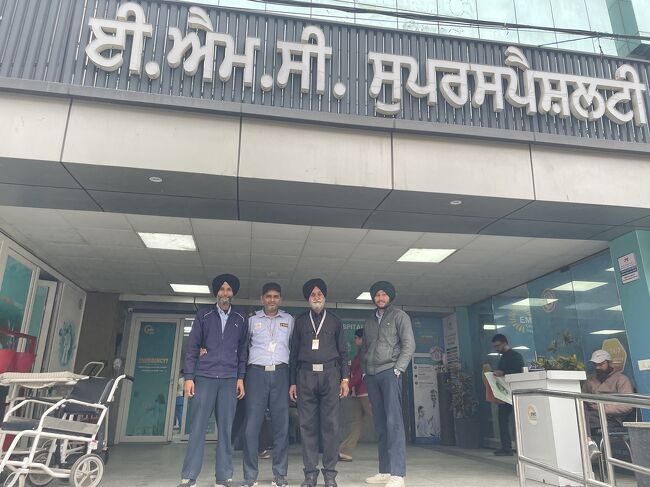 病院ではいろんな医師やスタッフと話す。黄金寺院に行った話をしたからか、<br />「こいつはクリスチャンなんだ」<br />「彼はシーク」<br />「俺はヒンドゥーさ」<br />「私はブッディストです」※<br />「ああ、そしておれたちはみな友だちだ！」というノリになってハグされ、不安も消える。病院内では撮影禁止だったが、最後に外で彼らの写真を撮らせてもらう。<br /><br />※私に既成の宗教への信仰はないが、世界観の基盤には仏教哲学があるので、間違ってはいないだろう。