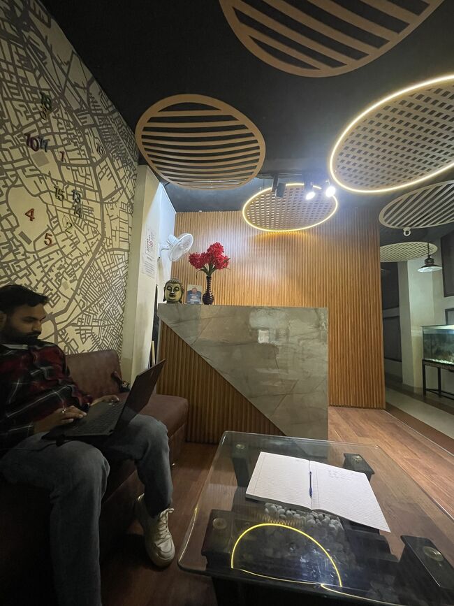 体調が上向いてきた気がする。明日はいよいよパキスタン。そこで宿で明日の国境までのタクシーを手配する（これなら手配できるらしい）。1800ルピー。黄金寺院あたりからのシェアタクシーならもっと安いようだが、それらは夕方の国境セレモニーを観るためのもの。私は国境を越えたいだけなので早めに出る必要がある。ついでに手持ちのインドルピーの余りをUSドルに換えておく。