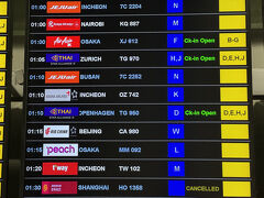 <2024/08/13>
21時半にスワンナプーム国際空港に戻ってきました。
01:10発仁川行OZ742便は、Kカウンター。まだオープン前でした。
