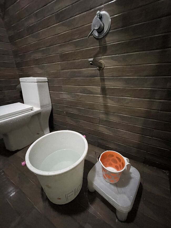 ひと眠りして午後また汗だくで起きる。が、確かに症状は軽くなっている気がする。<br />シャワーを浴びる。ここのシステムももう熟知している。最初の5秒のみ熱湯が出る。これをまず桶に溜める。40秒ほど待てば新しく湯がつくられるので、それをまた5秒だけ桶に注ぐ。これを繰り返せば桶に湯が溜まる。ここに両手両足をつける。暖かい。そして溜まった湯を手桶で全身にかける。両足はずっとお湯につかっていられるので結構温まる。最高だ。<br />明日の準備はできているので、あとは抗生物質が効くことを期待して休むだけだ。