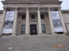 転倒したのは、「国立現代美術館 徳寿宮館」の南側の凍った道だった。
右手首と右ひざを強打した！