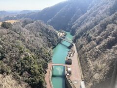 公園内を登り、宮ヶ瀬ダムを渡ります。
遠くの方は霞んでます。