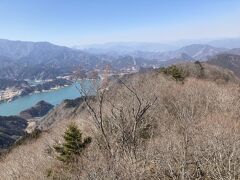 北側の眺め。
奥多摩、奥秩父、うっすら南アルプスが見える。